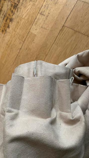 Gratis: lange, beige overgordijnen deels verduisterend