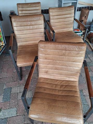 Zware metalen stoelen met leer