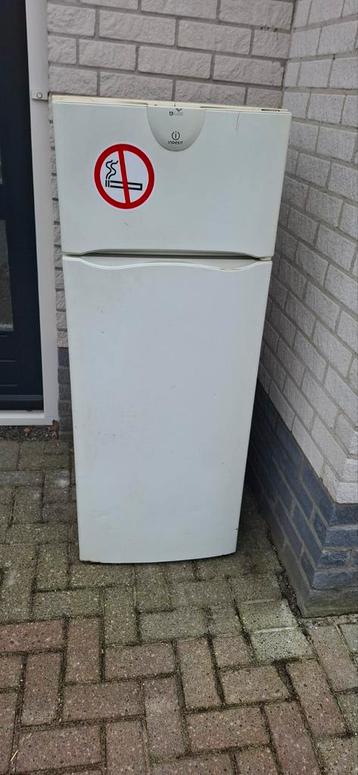 Gratis af te halen: Oude en vieze koelkast (werkt wel)