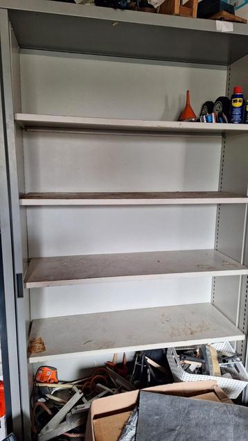 Stalen kast met schuifdeuren