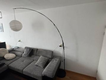 Zwarte booglamp met papieren kap——-GRATIS