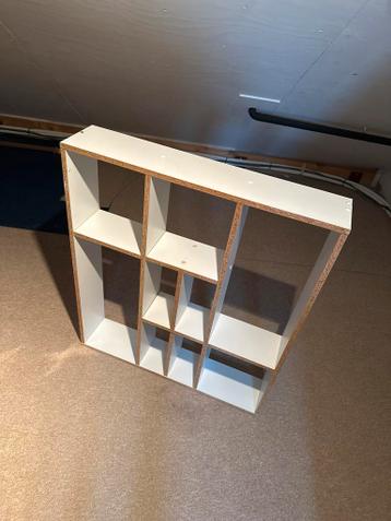 Gratis wit boekenrek met diverse vakken
