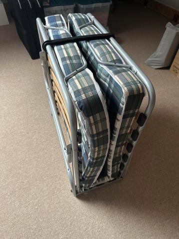 Gratis Opvouwbaar logeerbed met matras
