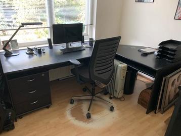 bureau en computertafel en kasten