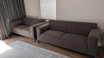 Gratis - Twee grijze banken, twee- en driezits