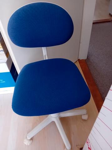Kleine blauwe bureaustoel op wieltjes - gratis af te halen