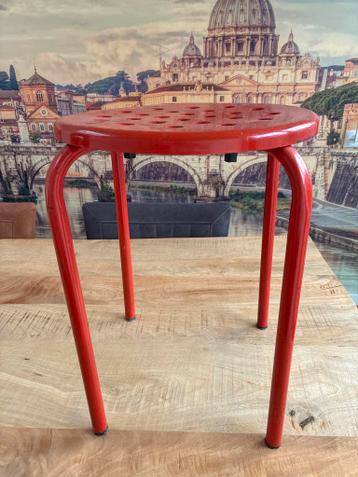 Gratis gebruikt metalen krukje - Rood