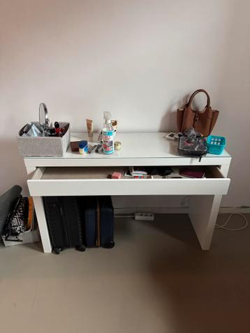 Witte make-up tafel met lade