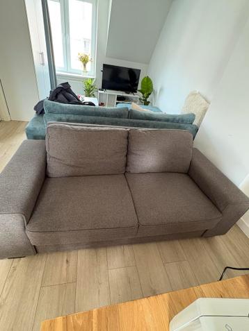 Grijze bank voor 2-3 personen, 1.90m lang - moet snel weg!