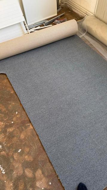 Gratis Tapijt grijs/blauw 3,96 x 1,36 meter