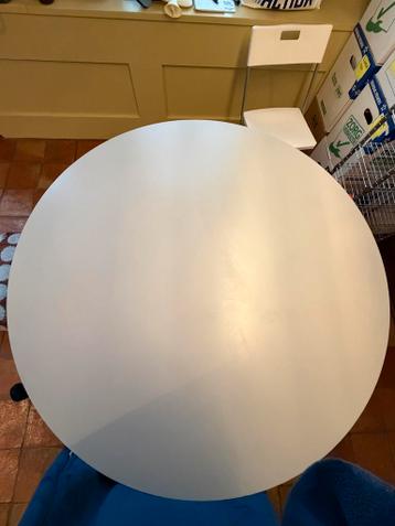 Ronde eettafel lichtgrijs met houten poten