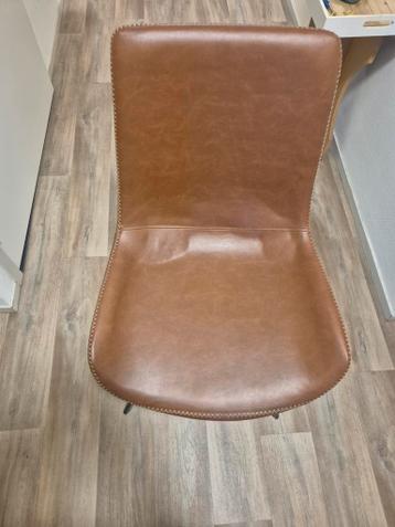 Moderne bruine stoelen met zwarte poten