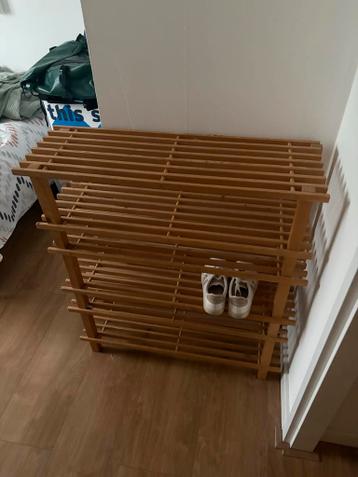 Houten schoenenrek met gebruikssporen