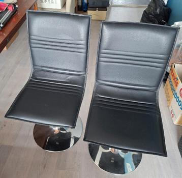 Gratis ophalen 2 eetkamerstoelen draaibaar