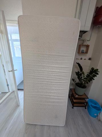 Twee eenpersoons matrassen 90x200cm Gratis