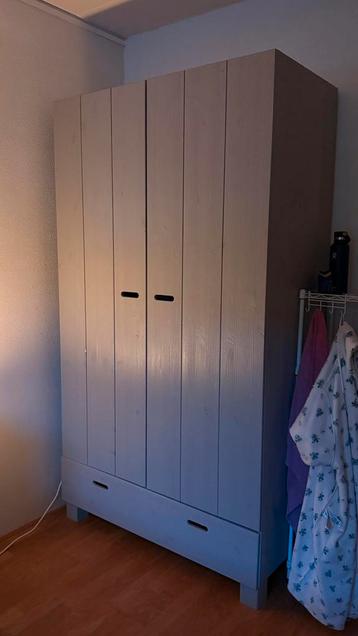 Free/Gratis: Kledingkast met lades en planken