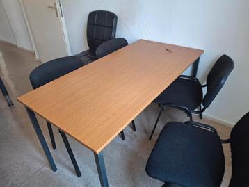 tafel met 4 stoelen en 2 hanglampen