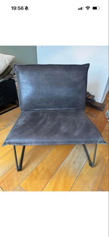 Donkergrijze stoel met metalen onderstel