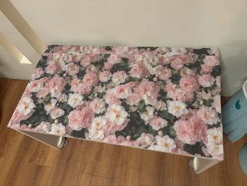 Witte eettafel met bloemenprint (sticker) kan er af