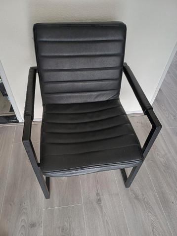 3 zwarte stoelen. Gratis