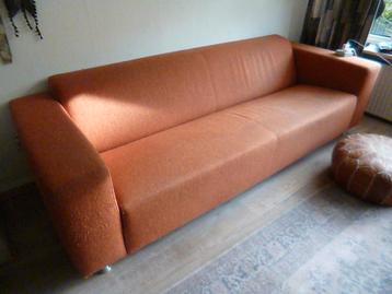 Zitbank, donker-oranje stof, goede staat maar overbodig nu.