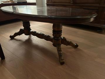Klassieke ovale salontafel met sierlijke poten