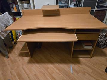 Houten bureau met lade en uitschuifbaar toetsenbordblad