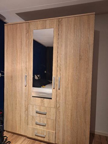 GRATIS! Kledingkast 200x150x58 cm