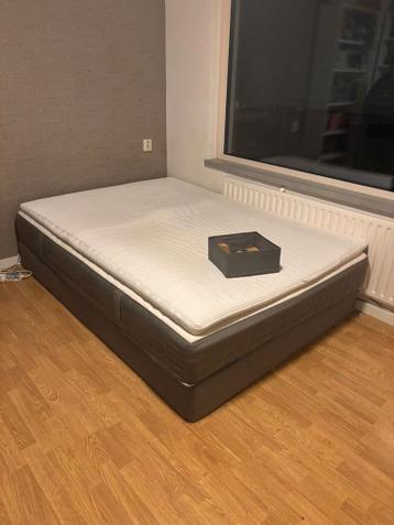 Comfortabel tweepersoonsbed met topper