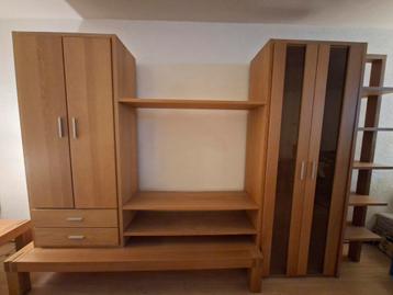 Houten wandmeubel met kasten en planken. GRATIS AFHALEN.