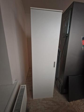 Gratis witte kast met planken - alleen dit weekend ophalen