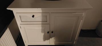 Witte kast met lade en deurtjes