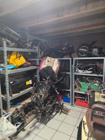 2 scooter frames: Peugeot Tweet en Fosti FT50