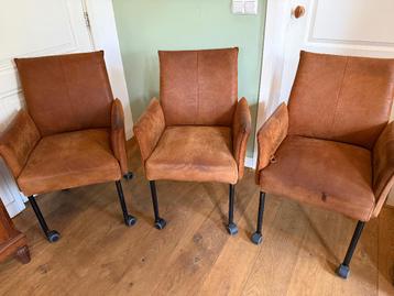 Drie leren eetkamerstoelen