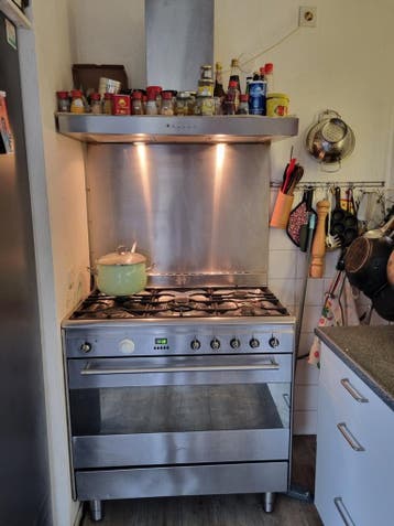 Smeg 5 pits gasfornuis  met achterwand en afzuigkap