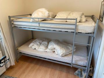 Stevig metalen stapelbed wventueel met matrassen