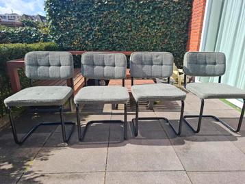 4 stoelen met stoffen bekleding