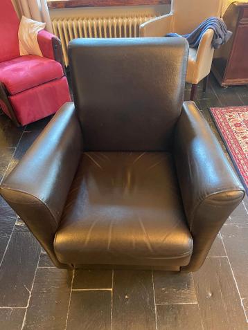 Twee zwarte leren fauteuils