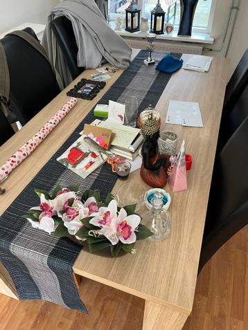 Tafel met 6 stoelen (gratis)