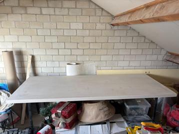 Stevige tafel, ideaal voor werkplaats of zolder