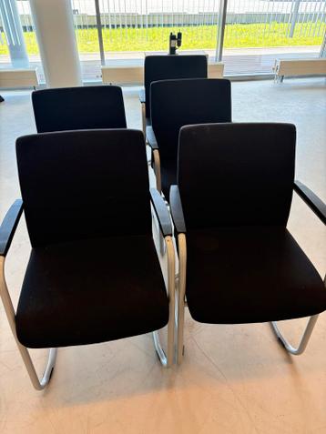 5 Zwarte stoelen met metalen frame