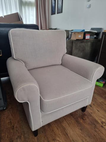 Lichtgrijze fauteuil met witte bies