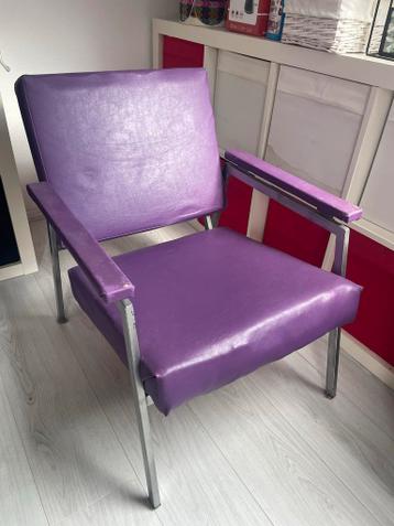 Paarse stoel met metalen frame