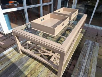 Mooie salontafel met glasplaat en twee dienbladen