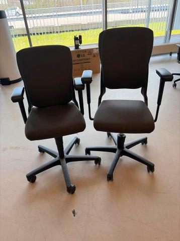 2 goede verstelbare bureaustoelen