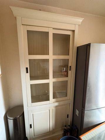 Gratis af te halen buffetkast heeft een sopje nodig