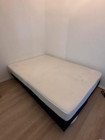 Boxspring 140x200 met matras en tweedelig onderstel