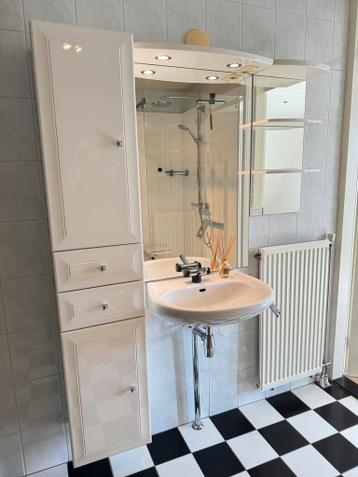 Gratis: Compleet badkamermeubel met spiegel en wastafel