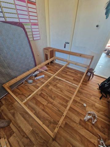 Gratis af te halen: IKEA bed met lattenbodems (gebruikt)
