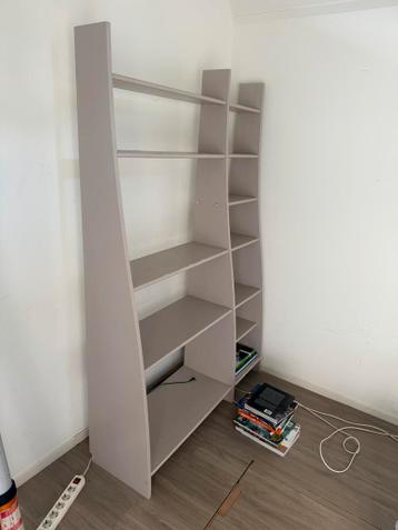 Grijze boekenkast met meerdere planken